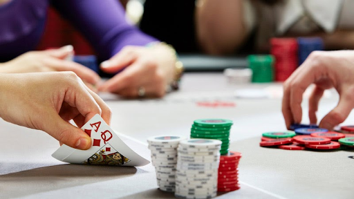 Kiềm chế bản thân trong những ván bài Poker chuyên nghiệp